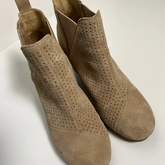 TOMS Kelsey Suede Wedge Booties Taupe Perforated Ankle Boots Women’s Size 9 - Picture 10 of 12